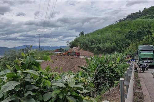 Quảng Trị: Thông xe một làn sau vụ sạt lở đất tại Quốc lộ 15D