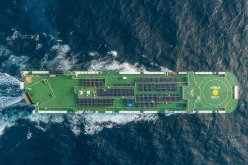 Cận cảnh tàu chở xe hơi chạy bằng năng lượng mặt trời lớn nhất thế giới