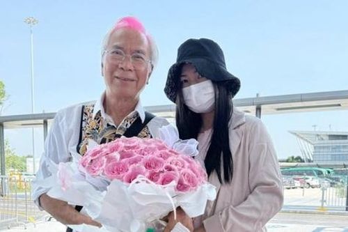Nam diễn viên Lý Long Cơ bật khóc khi đón bạn gái kém 37 tuổi ra tù