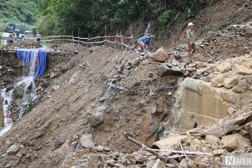 Mưa lớn, Quốc lộ 16 qua địa bàn Nghệ An có hàng chục điểm sạt lở
