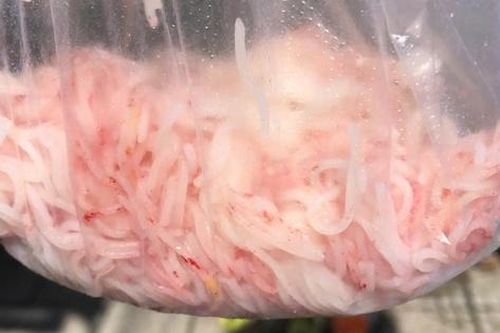 Bún đổi màu sau vài giờ mua về: Tạm đình chỉ cơ sở sản xuất