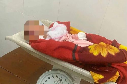 Bé gái sơ sinh bị bỏ rơi, vừa giận vừa thương khi đọc mảnh giấy đặt cạnh
