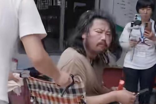Người đàn ông liệt toàn thân quyên góp tài sản ủng hộ vùng lũ, giữ lại chưa đến 2 nghìn đồng