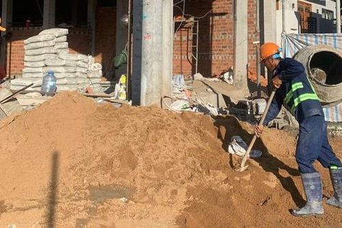 Giá vật liệu xây dựng tăng cao, chủ nhà và chủ thầu cùng 'méo mặt'