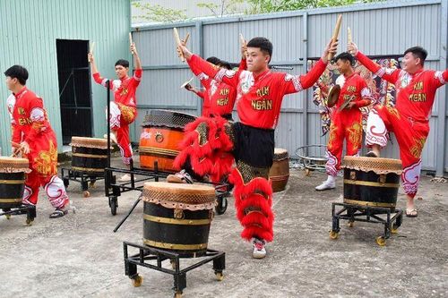 Tiếng trống lân vang vọng tình yêu văn hóa dân gian