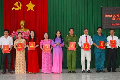 Đảng ủy xã Long Kiến công bố và trao quyết định thành lập 43 chi, đảng bộ trực thuộc