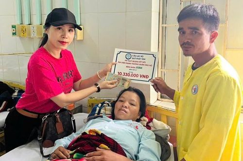 Câu lạc bộ Quỹ Phát Tâm trao tiền hỗ trợ bệnh nhân bị tai nạn lao động đứt lìa chân