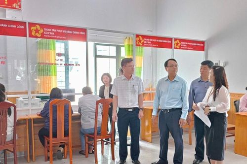 Phó Bí thư Tỉnh ủy Đặng Hồng Sỹ kiểm tra hoạt động bộ máy chính quyền tại xã D'ran