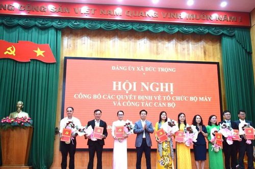 Xã Đức Trọng công bố các quyết định về công tác cán bộ