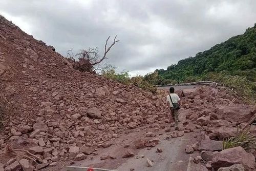 Khẩn trương khắc phục sạt lở trên Quốc lộ 15D