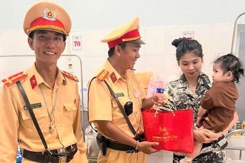 Kịp thời dùng xe đặc chủng đưa bé gái co giật đi cấp cứu