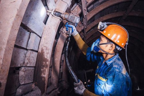 Than Thống Nhất đảm bảo sức khỏe người lao động trong mùa nắng nóng năm 2025