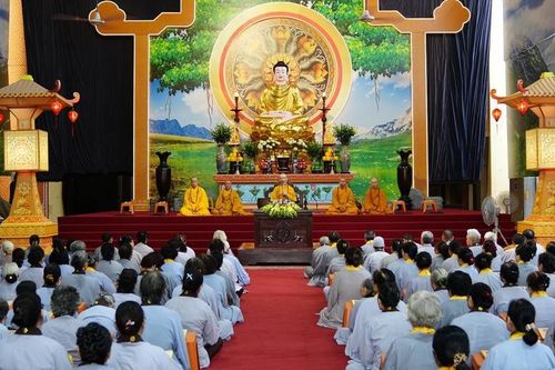 Đông đảo Phật tử Đạo tràng Pháp Hoa miền Bắc tham dự Ngày tu an lạc tại chùa Bằng