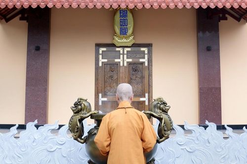 Đức Pháp chủ GHPGVN dâng hương trước tháp Đa Bảo - nơi đang tôn trí xá-lợi Trái tim Bồ-tát Thích Quảng Đức
