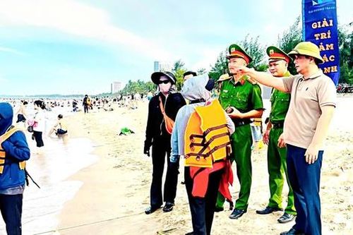 Nghệ An: Chấn chỉnh hoạt động mô tô nước tại biển Cửa Lò