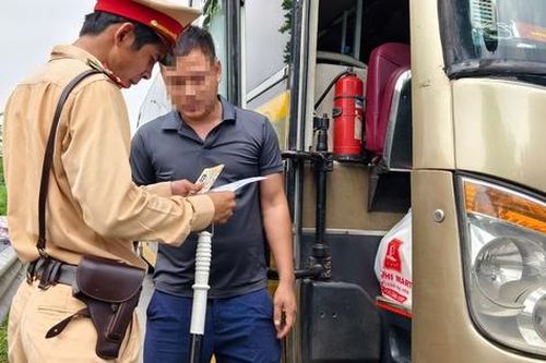 Hà Nội xử phạt nhiều tài xế ô tô dừng mua ổi, đón trả khách tại lối vào cao tốc Hải Phòng