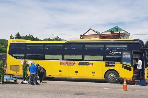 Xe khách va chạm với xe máy trên QL1 làm một người tử vong