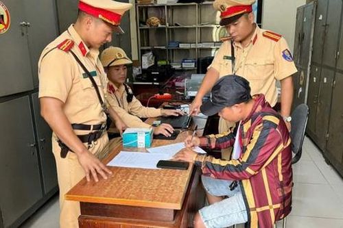 Tuyên Quang: CSGT xử lý 2 tài xế xe khách dương tính với ma túy