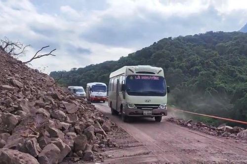 Thông tuyến vị trí sạt lở gây ách tắc giao thông trên QL15D lên cửa khẩu La Lay