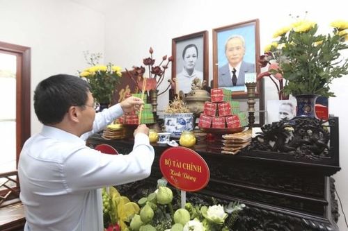 Bộ trưởng Bộ Tài chính Nguyễn Văn Thắng dâng hương cố Thủ tướng Phạm Văn Đồng