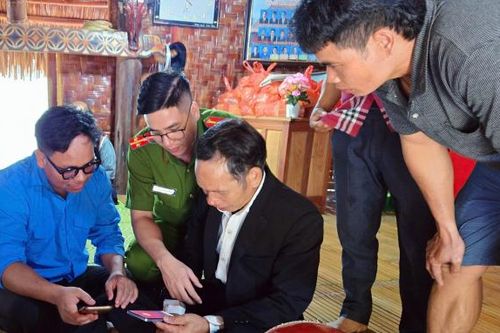 Công an xã vùng biên giới xung kích hỗ trợ cung cấp dịch vụ công trực tuyến