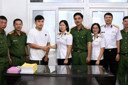 Nữ sĩ quan Học viện Hải quân trao trả hơn 80 triệu đồng cho người nước ngoài