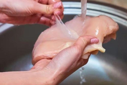 Sai lầm tai hại mà rất nhiều người mắc phải khi rửa thịt gà khiến cả nhà dễ ngộ độc, biết ngay để thay đổi