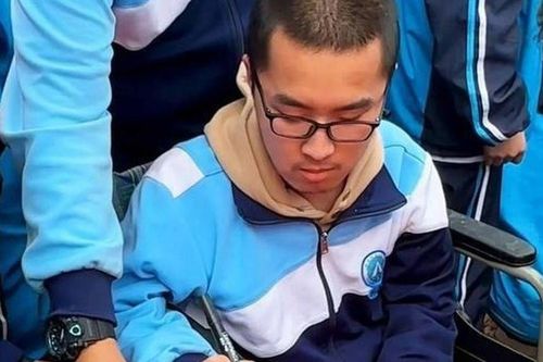 Cảm động câu chuyện người cha cõng con đi học suốt 12 năm trời, chỉ nói một câu khiến ai cũng nghẹn ngào