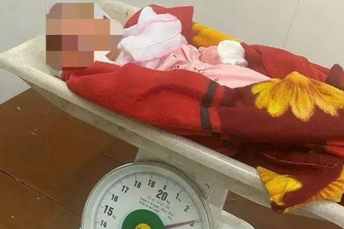 Tiết lộ nội dung thư viết tay bên cạnh bé sơ sinh bị bỏ lại ở nhà văn hóa xã: Từng chữ nghe thắt lòng
