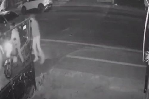 Người phụ nữ lớn tuổi bị nhóm thanh niên hành hung giữa đường: Tiết lộ sốc từ camera
