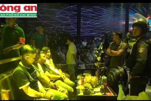 Hàng trăm CBCS Công an TPHCM đồng loạt đột kích 3 quán bar, phát hiện 186 người dương tính ma túy