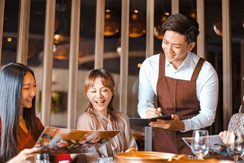 Quán thịt rán tuyển bồi bàn 'phải có bằng đại học trở lên' gây tranh cãi