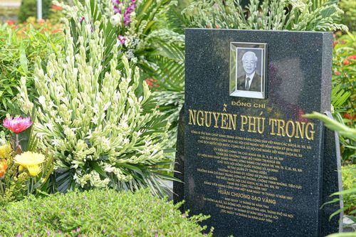 Xúc động dòng người viếng mộ cố Tổng Bí thư Nguyễn Phú Trọng