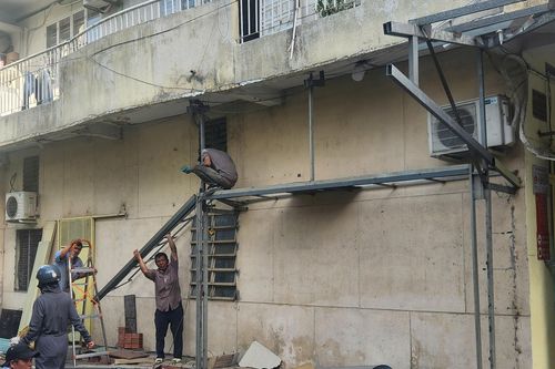 Người dân tháo dỡ 'chuồng cọp' sau vụ cháy làm 8 người tử vong