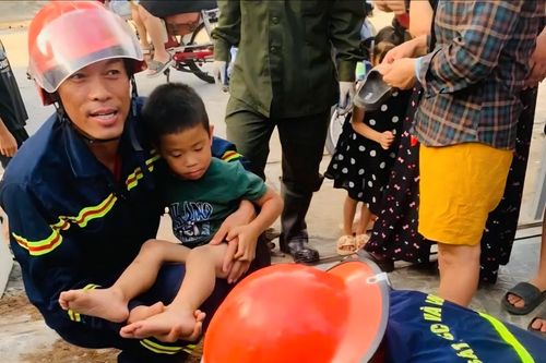 Gần 2 giờ nghẹt thở cứu bé trai 5 tuổi bị kẹt chân vào ống thoát nước