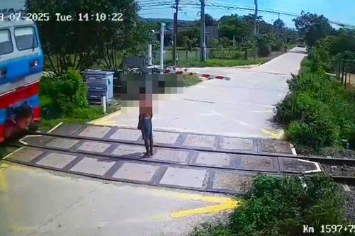 Người đàn ông đứng giữa đường ray bị tàu hỏa tông tử vong