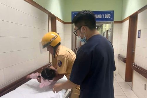 Cảnh sát giao thông Huế đưa bé gái đi cấp cứu kịp thời giữa cơn nguy kịch