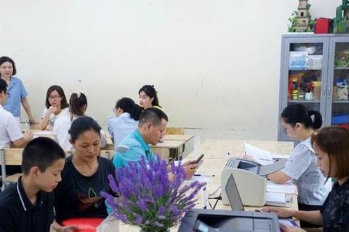 Phụ huynh Hà Nội đăng ký tuyển sinh vào lớp 6 thuận lợi