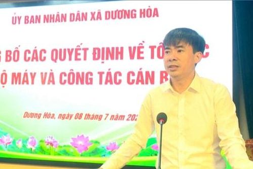 Xã Dương Hòa trao quyết định về tổ chức bộ máy, công tác cán bộ tại các trường học