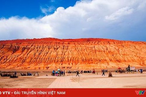 Bất chấp nắng nóng 62°C, du khách đổ đến 'chảo lửa' Hỏa Diệm Sơn
