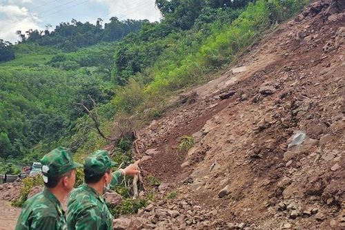 Sạt lở đất, đường lên Cửa khẩu quốc tế La Lay ách tắc