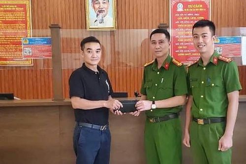 Làm rơi 7000 USD và 12 triệu đồng, nam thanh niên được công an phường tìm giúp