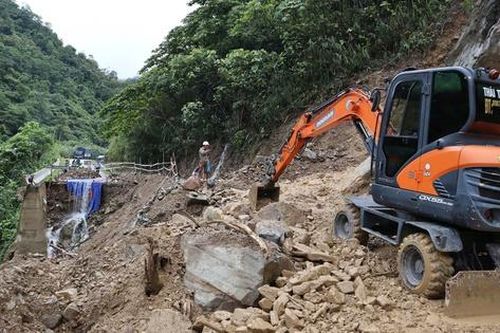 Mưa lớn gây sạt lở, người dân lo đá tảng đổ xuống đường