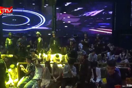 Cận cảnh Công an đột kích 3 tụ điểm giải trí, phát hiện hơn 180 người dương tính với ma túy