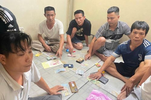Bắt tại trận 5 đối tượng đánh bạc dưới hình thức chơi 'lốc'