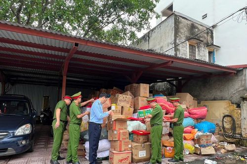 Tiêu hủy 25 tấn bánh kẹo, thực phẩm 'có vấn đề' ở La Phù