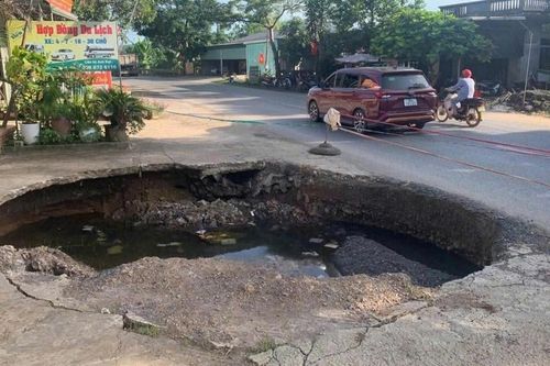 Hố tử thần rộng 6m trên quốc lộ 12B ở Phú Thọ, đổ 7 xe đất đá đều bị cuốn trôi