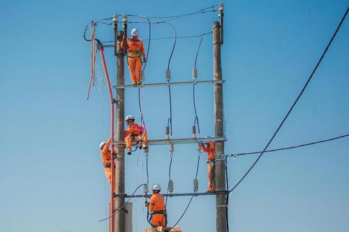 Điện lực Hà Tĩnh tăng ca giữa nắng nóng, giữ điện an toàn