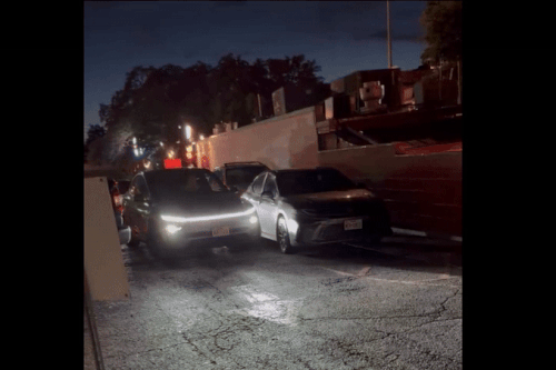 Taxi tự hành của Tesla quẹt trúng Toyota Camry