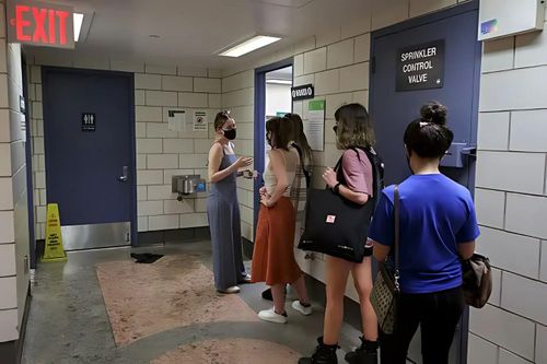 Toilet thành 'phòng trốn áp lực' mới của giới trẻ Mỹ